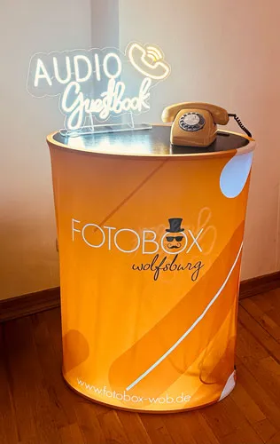 Audio Gästebuch mit LED Schild auf Tisch