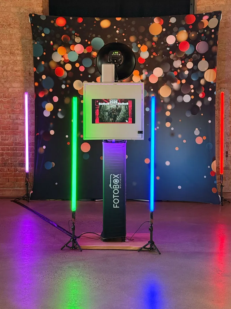 KI-Fotobox mit LED-Bars und Hintergrund auf einem Firmenevent