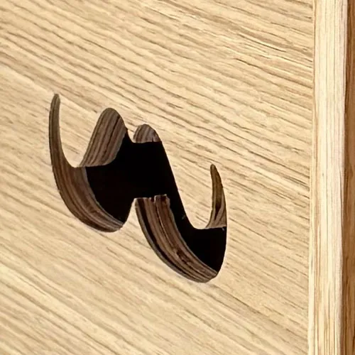 Fotobox Deluxe aus Eichenholz Detail Schnurrbart