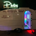Caravan mit Photos Schild