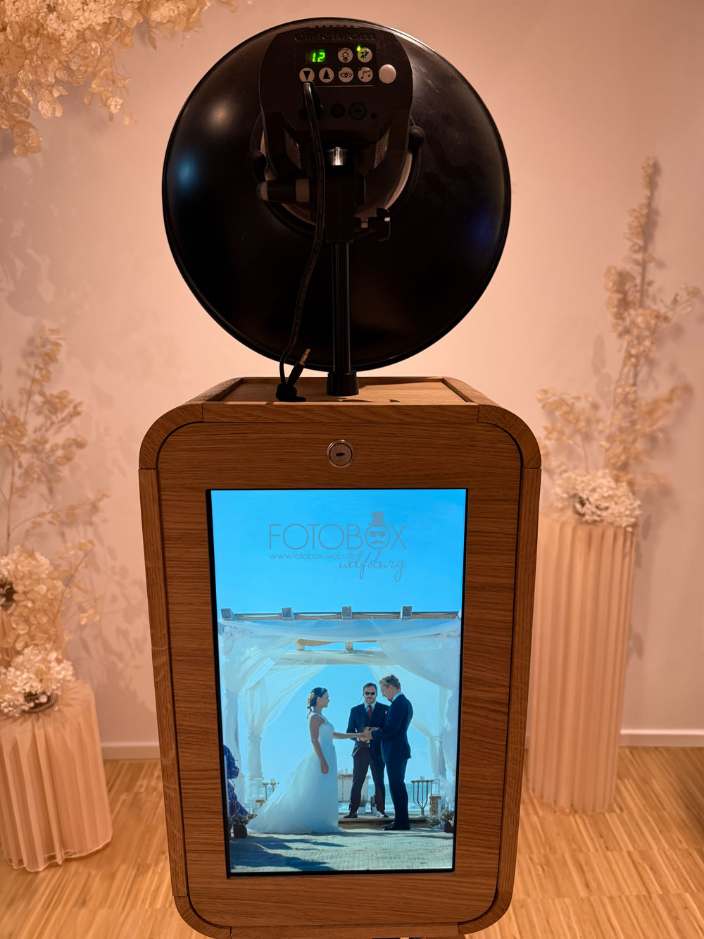 Fotobox Deluxe aus edlem Eichenholz mit Slideshowmonitor