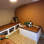 Caravan von innen, Leder an den Wänden, Stoffhimmel