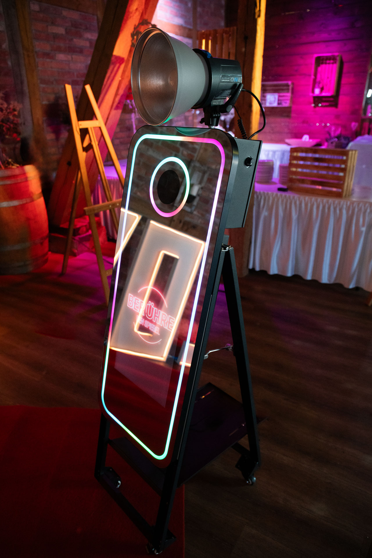 kleiner Fotospiegel mit LED Rahmen