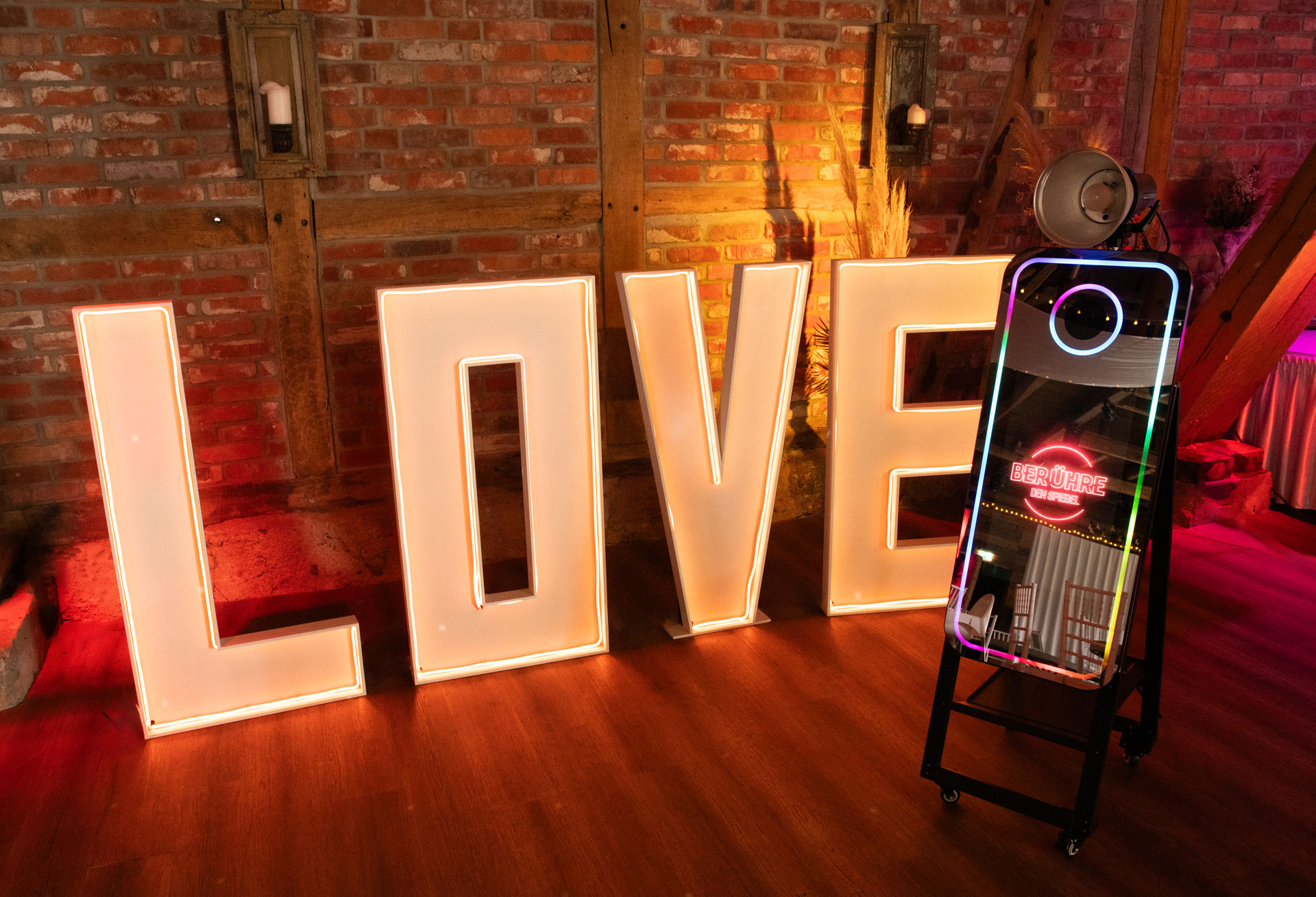 kleiner Fotospiegel in der Edelkastanie in Voitze vor Love Buchstaben