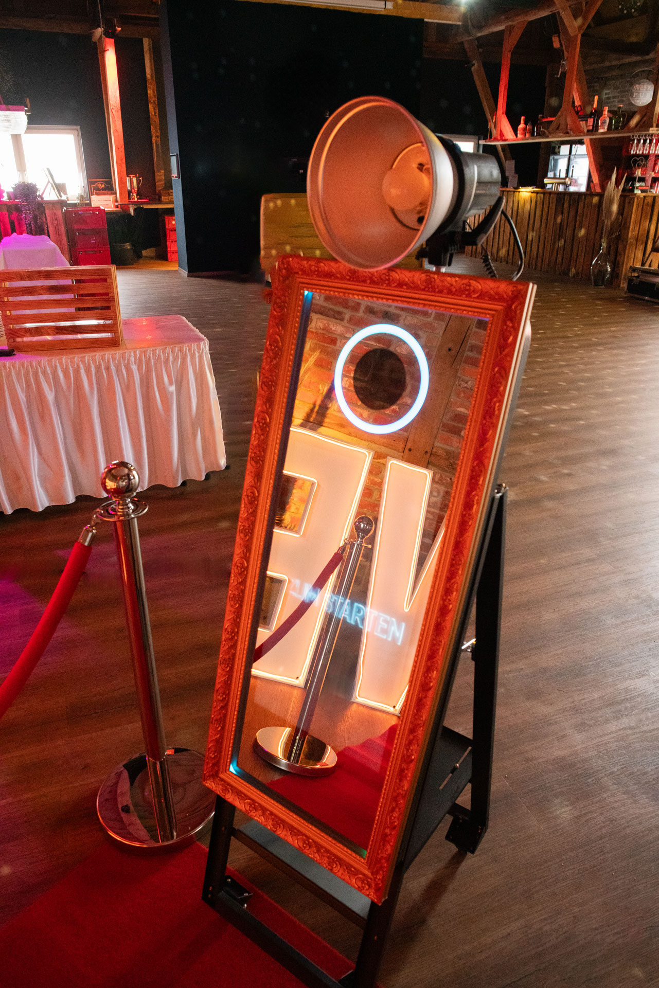 kleiner Fotospiegel in der Edelkastanie in Voitze mit Barockrahmen